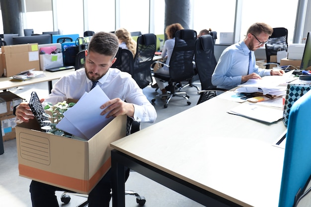 Triest ontslagen werknemer neemt zijn kantoorbenodigdheden mee van kantoor.