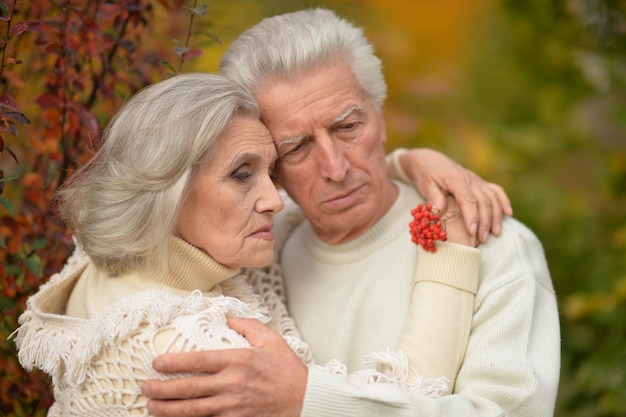 Triest senior koppel in park