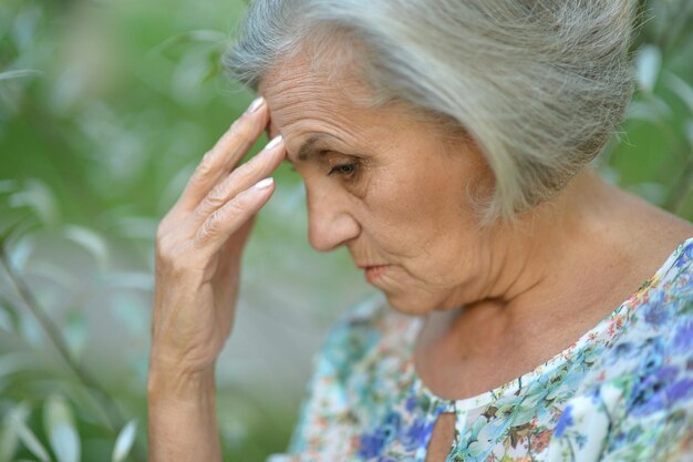 Triest senior mooie vrouw in park