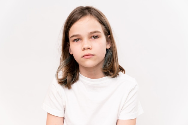 Triest tienermeisje in wit T-shirt. Kinderpsycholoog. om kinderen en jongeren in crisissituaties te helpen.