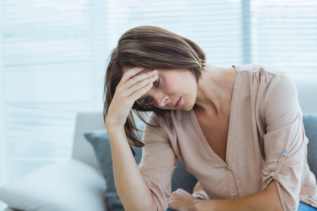 Triest vrouw zittend op de Bank