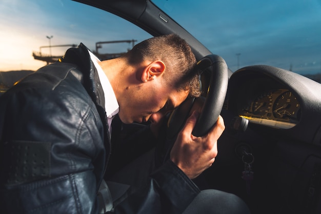 Trieste blanke man in een auto