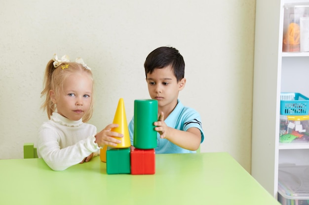 Trieste eenzame kleuters die op de kleuterschool spelen