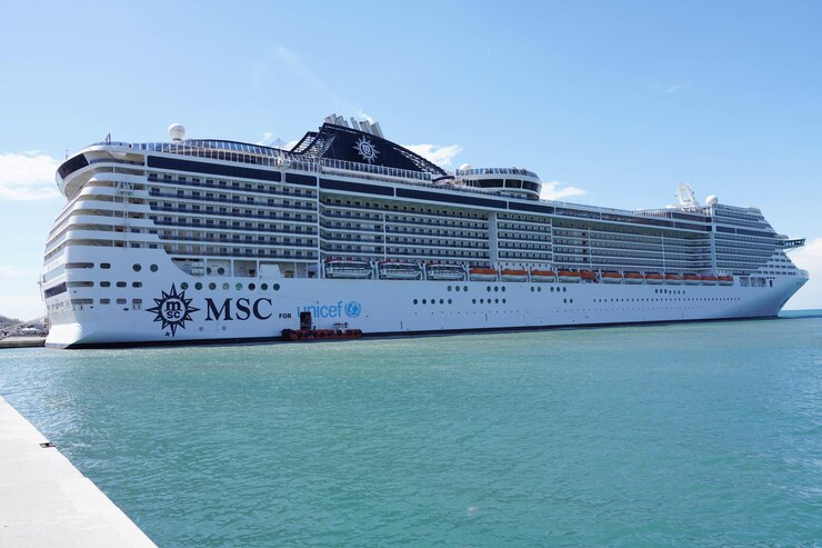 TRIESTE ITALIË 16 APRIL 2022 MSC Fantasia is een cruiseschip dat eigendom is van en wordt geëxploiteerd door MSC Cruises
