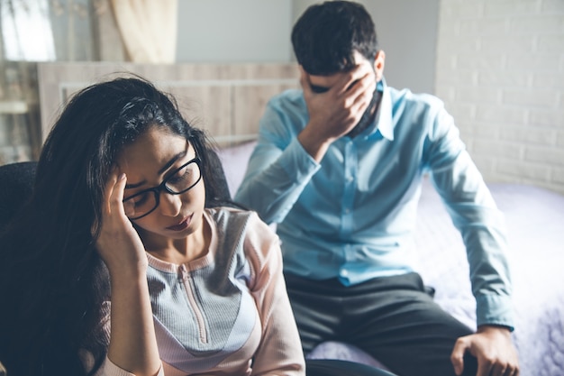 Trieste man en vrouw in huis