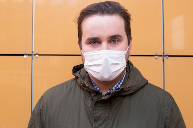 Trieste man in medische masker op straat. Bescherming tegen de ziekte. Gezondheid veiligheidsconcept