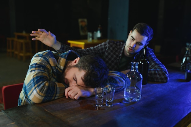 Trieste man zit aan de bar tegen alcoholverslaving