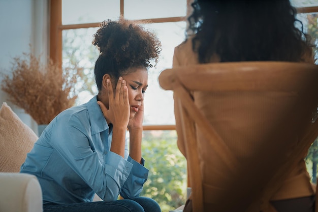 Foto trieste ptsd-vrouwelijke patiënt in cruciale therapie voor geestelijke gezondheid met psycholoog, depressie of verdriet na levensmislukking gefrustreerd trauma jonge vrouw die met een psycholoog praat over emotie in de kliniek