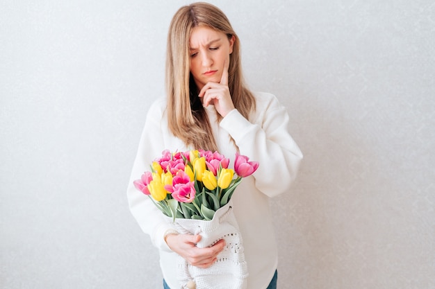 Trieste vrouw met tulpen