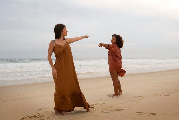 Foto trieste vrouwen in de buurt van zee