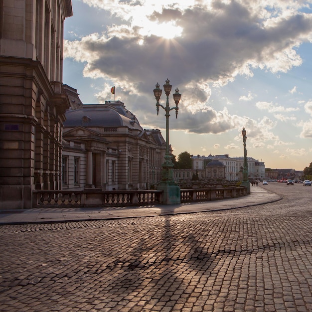 Фото Лампы trihead и медная улица в place royale, брюссель, бельгия