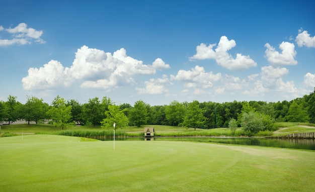 Обрезанное поле и песчаные бункеры на поле для гольфа