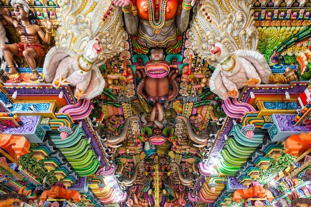トリンコマリー、スリランカ-2017年2月15日：Pathirakali AmmanTempleまたはPathrakaliAmbalKovilのインテリア。そのヒンドゥー教の寺院は、女神カーリーアンマンの形である女神バドラカリに捧げられています。