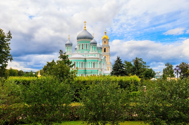 러시아 Diveyevo에 있는 Holy TrinitySaint SeraphimDiveyevo 수녀원의 삼위일체 대성당과 종탑