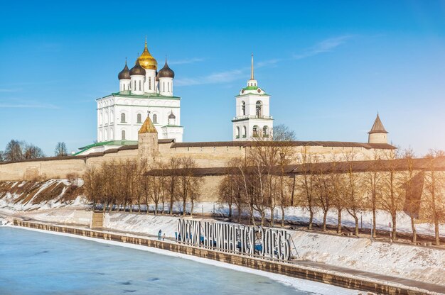 Photo trinity cathedral with the bell tower of the pskov kremlin