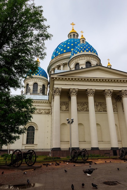 Троицкий собор со старыми турецкими пушками перед Санкт-Петербургом Россия