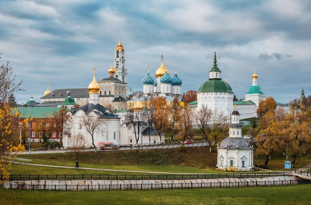 Trinity St. Sergy klooster in de herfst. Sergev Posad, Rusland