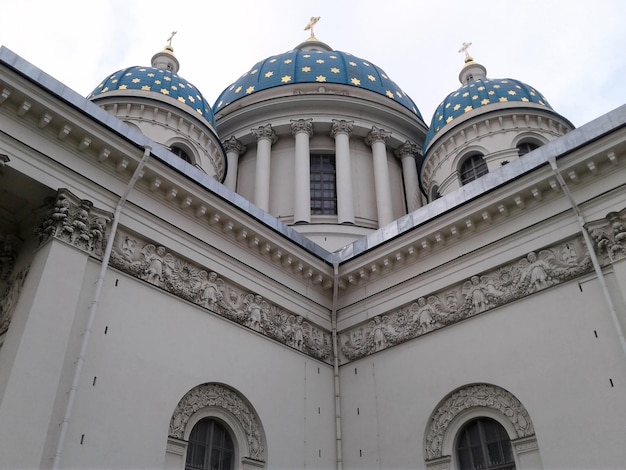 사진 트리니티 이즈마일로프스키 대성당 (trinityizmailovsky cathedral) 의 지붕을 아래에서 위로 볼 수 있는 정교회 교회