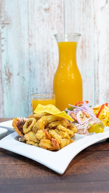 Tris di frutti di mare, chicharrón, ceviche e riso misto.