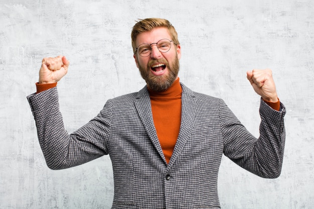 Triomfantelijk schreeuwend, kijkend als opgewonden, blij en verrast winnaar, feestvierend