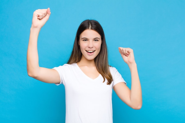 triomfantelijk schreeuwend, kijkend als opgewonden, blij en verrast winnaar, vieren