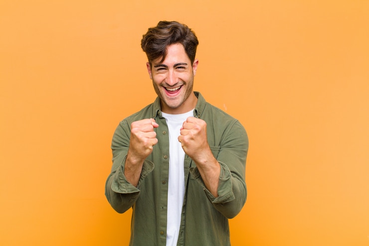 Foto triomfantelijk schreeuwend, lachend en blij en opgewonden terwijl ze succes viert