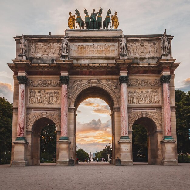 Triomfboog van de tuileries tuinen bij zonsondergang in parijs frankrijk