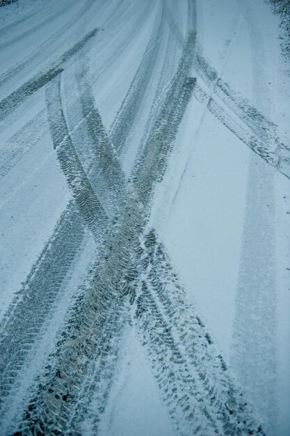 写真 降雪中の車の旅