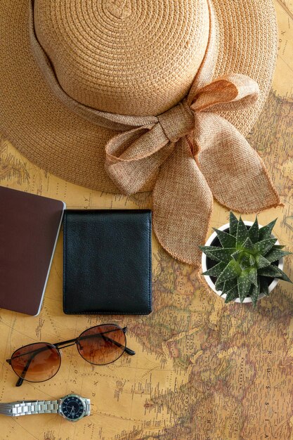パスポート、ノート、ペン、帽子、グラスを使った旅行計画マップ