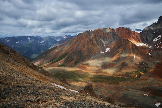 写真 アルタイ山脈の山谷を旅する - 山頂川湖氷河 - ロシアとモンゴルの国境 - 驚くべき風景