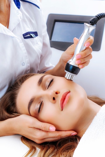 Tripolar rf face lifting. Hardware anti-aging procedure. Radio frequency lifting. | Premium Photo