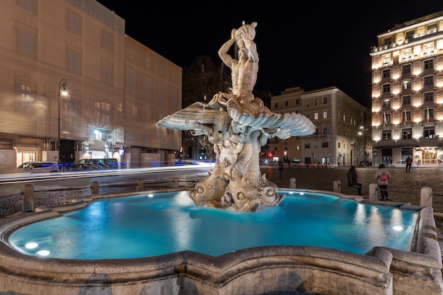トリトン噴水 (Triton Fountain) はローマのピアツァ・バーベリーニ (Piazza Barberini) にありますこの噴水はギアン・ローレンツォ・ベルニニ (Gian Lorenzo Bernini) の作品です