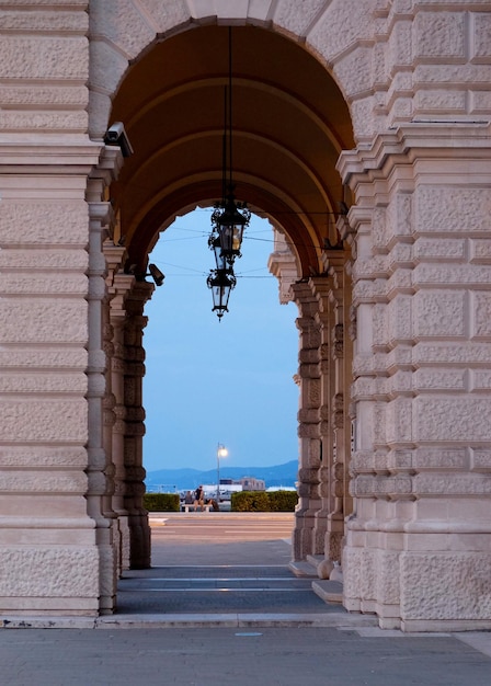 Foto l'arco di trionfo contro il cielo al crepuscolo