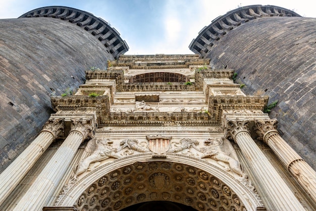 Photo triumphal arch of the castel nuovo in naples