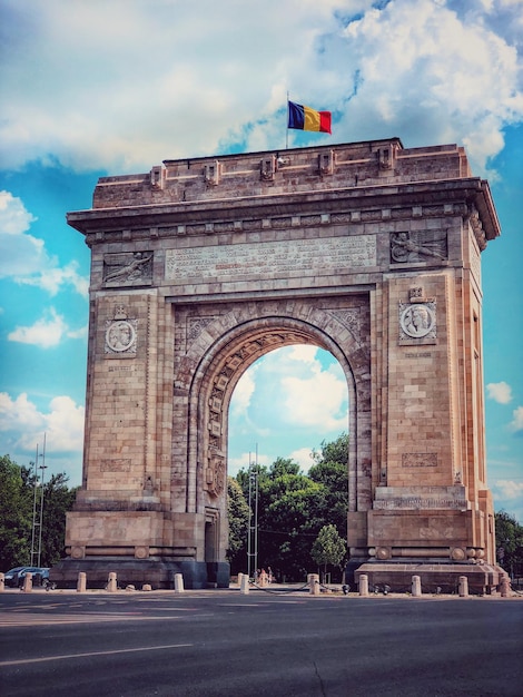 Photo triumphal arch in city against sky