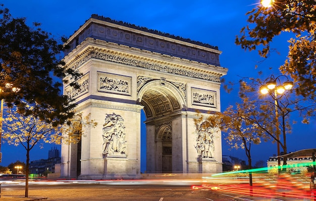 L'arco di trionfo in serata parigi francia