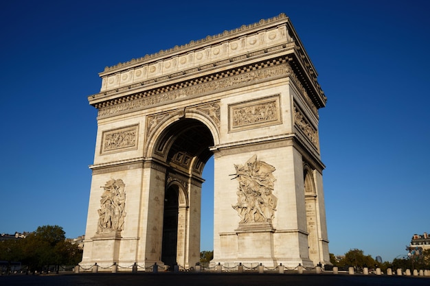 Photo the triumphal arch is one of the most visited monuments in paris it honors those who fought and died for france