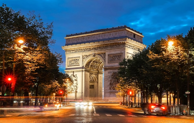 Foto l'arco di trionfo di notte a parigi