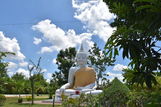 Photo trivisuttitham temple suphanburi province thailand