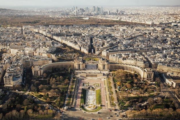 파리의 에펠 탑에서 본 Trocadero And Defence.