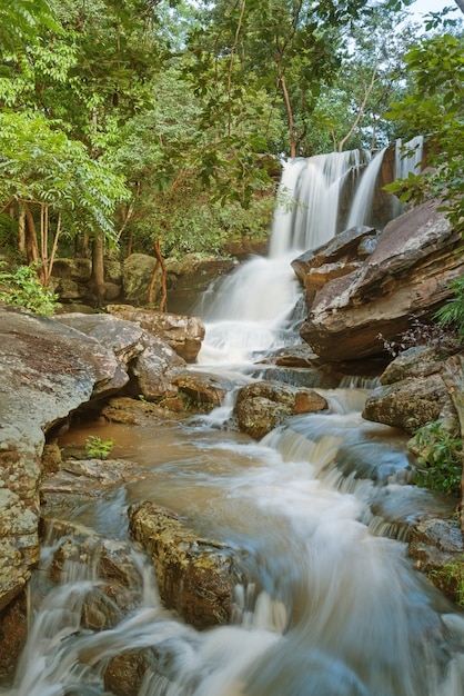 Troebel water bij de waterval met stenen glijbaan en gevaar