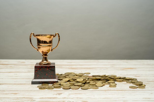 Foto trofee met munten op houten tafel tegen de muur