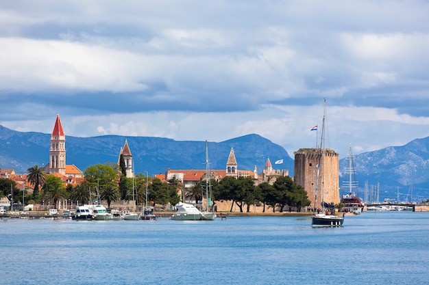 Trogir is een historische stad en haven aan de Adriatische kust in Kroatië