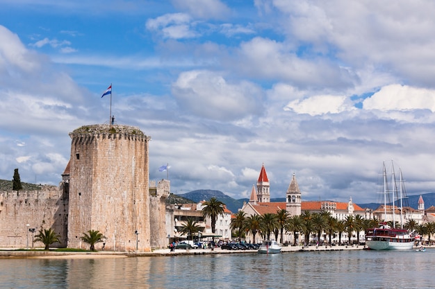 トロギールは、クロアチアのアドリア海沿岸にある歴史的な町と港です。