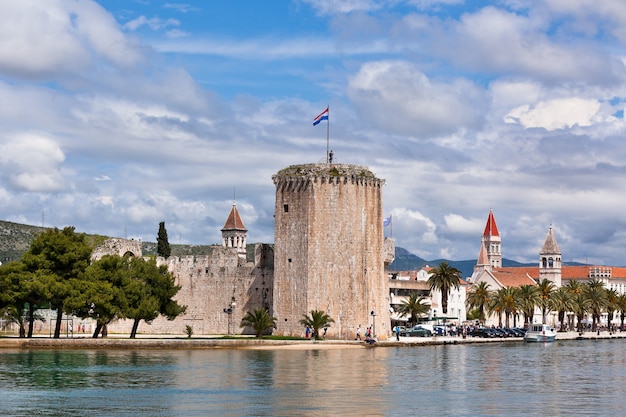 Trogir è una città storica e porto sulla costa adriatica in croazia