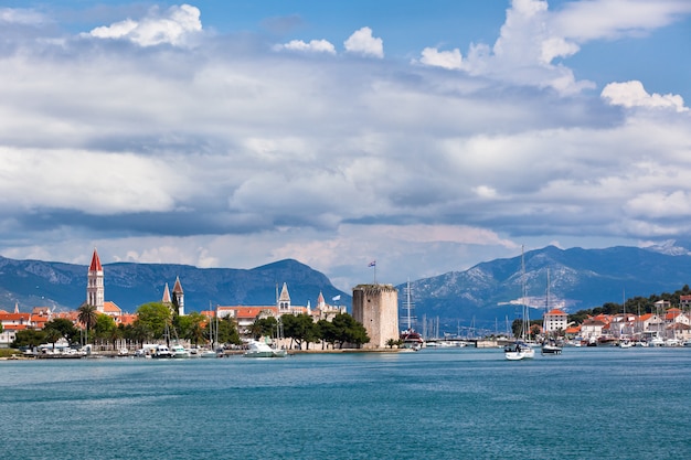 Trogir uitzicht op de stad vanaf de zee