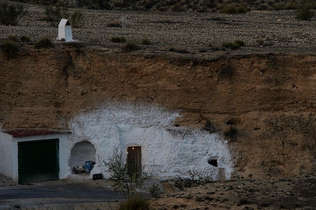 Foto abitazione rupestre troglodita a villanueva de las torres, granada