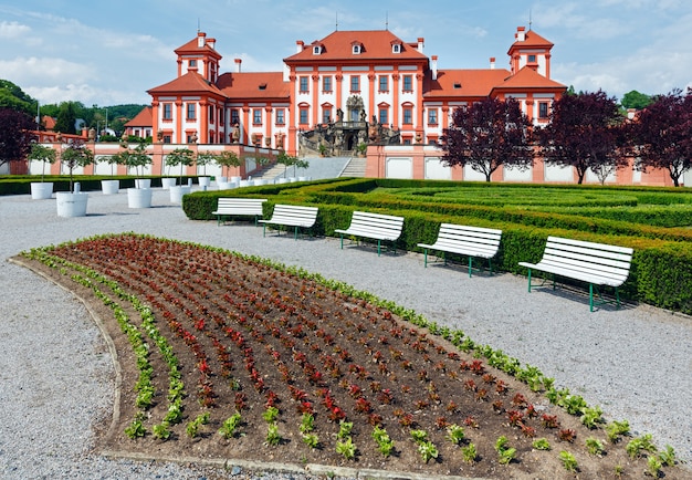 Летний вид на дворец Троя в Праге, Чешская Республика