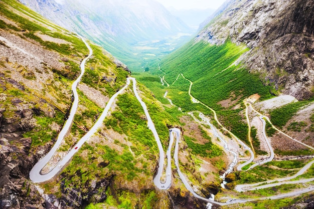 Troll road, beroemde toeristische bestemming in Noorwegen. Prachtig zomers landschap