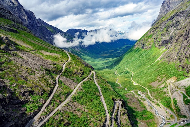 Photo troll's path trollstigen or trollstigveien winding mountain road in norway.